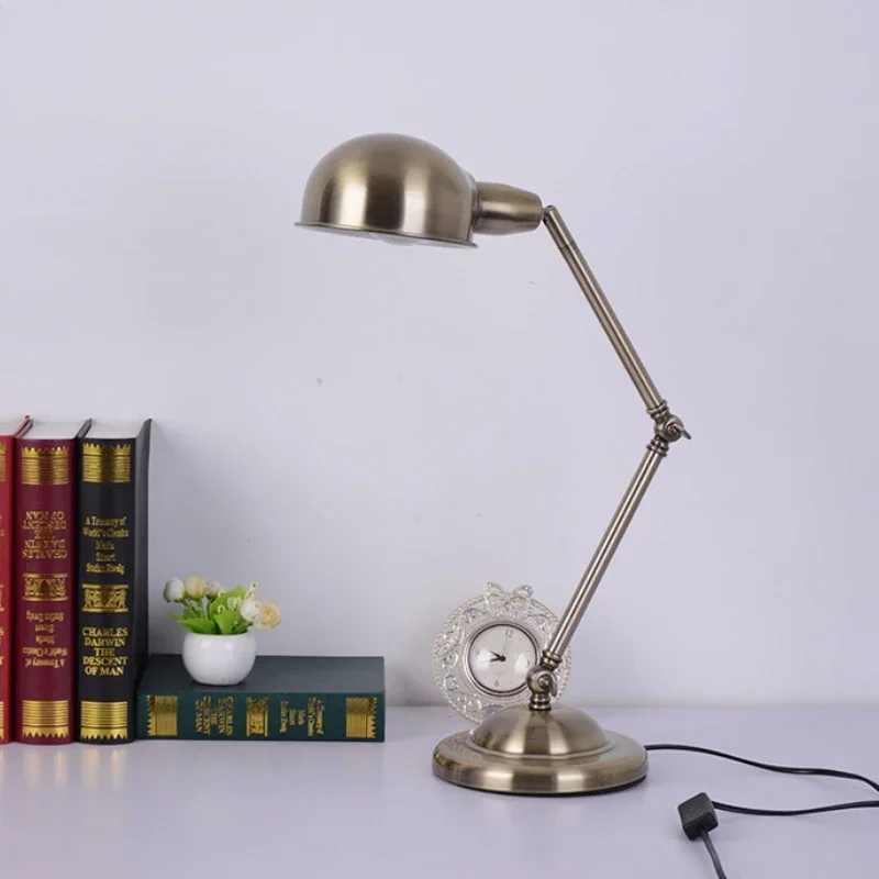 Luminária de Mesa Articulada Dourada para Leitura
