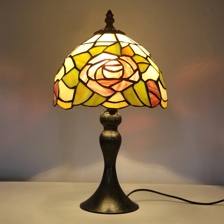 Abajur de Mesa Tiffany 15" Rosas — Vitral Artesanal