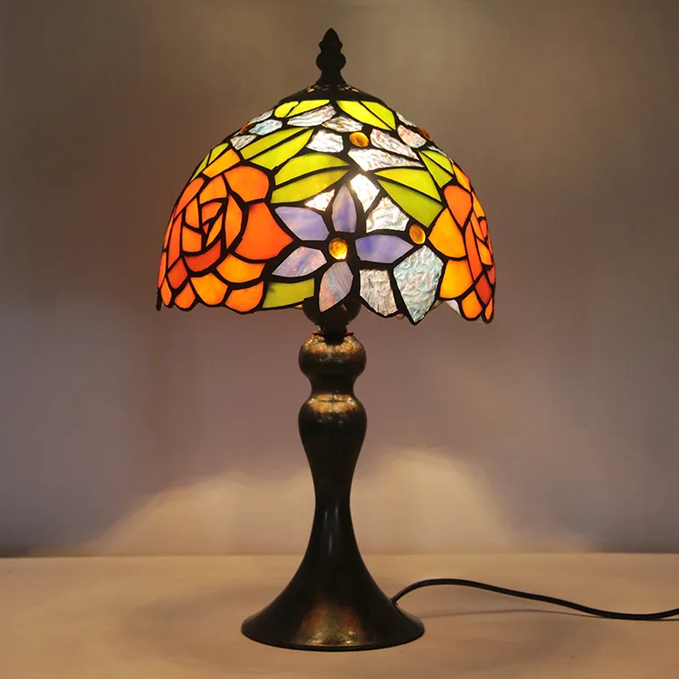 Abajur de Mesa Tiffany 15" Rosas — Vitral Artesanal