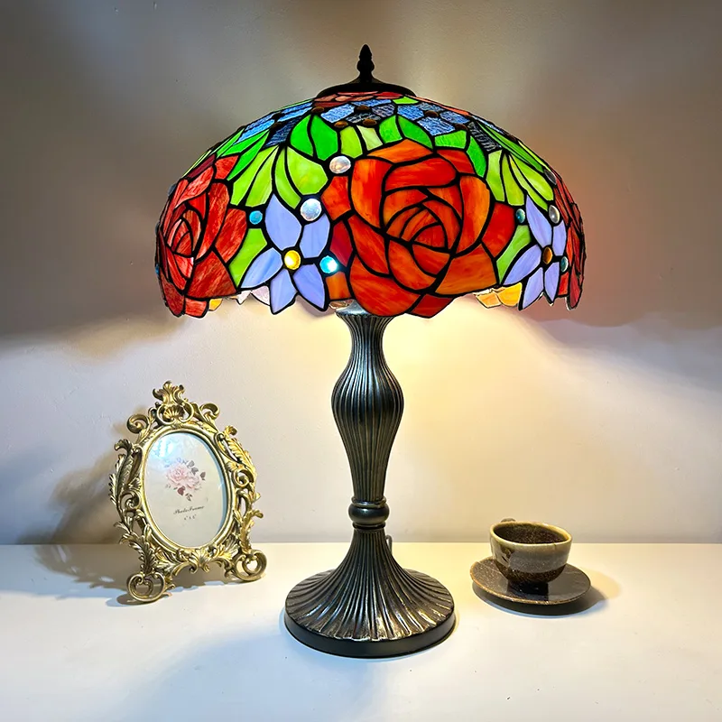 Abajur de Mesa Tiffany 16" Rosas — Vitral Artesanal