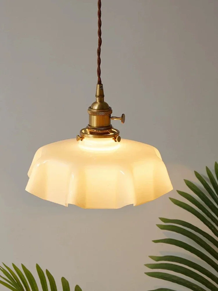 Pendente Lisbela Vintage Francês: Vidro e Metal com Luz Quente