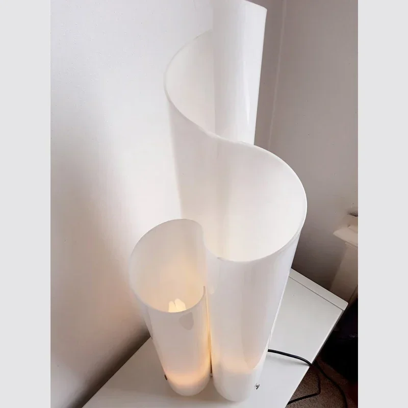Luminária de Chão Moderna Branca com Acrílico