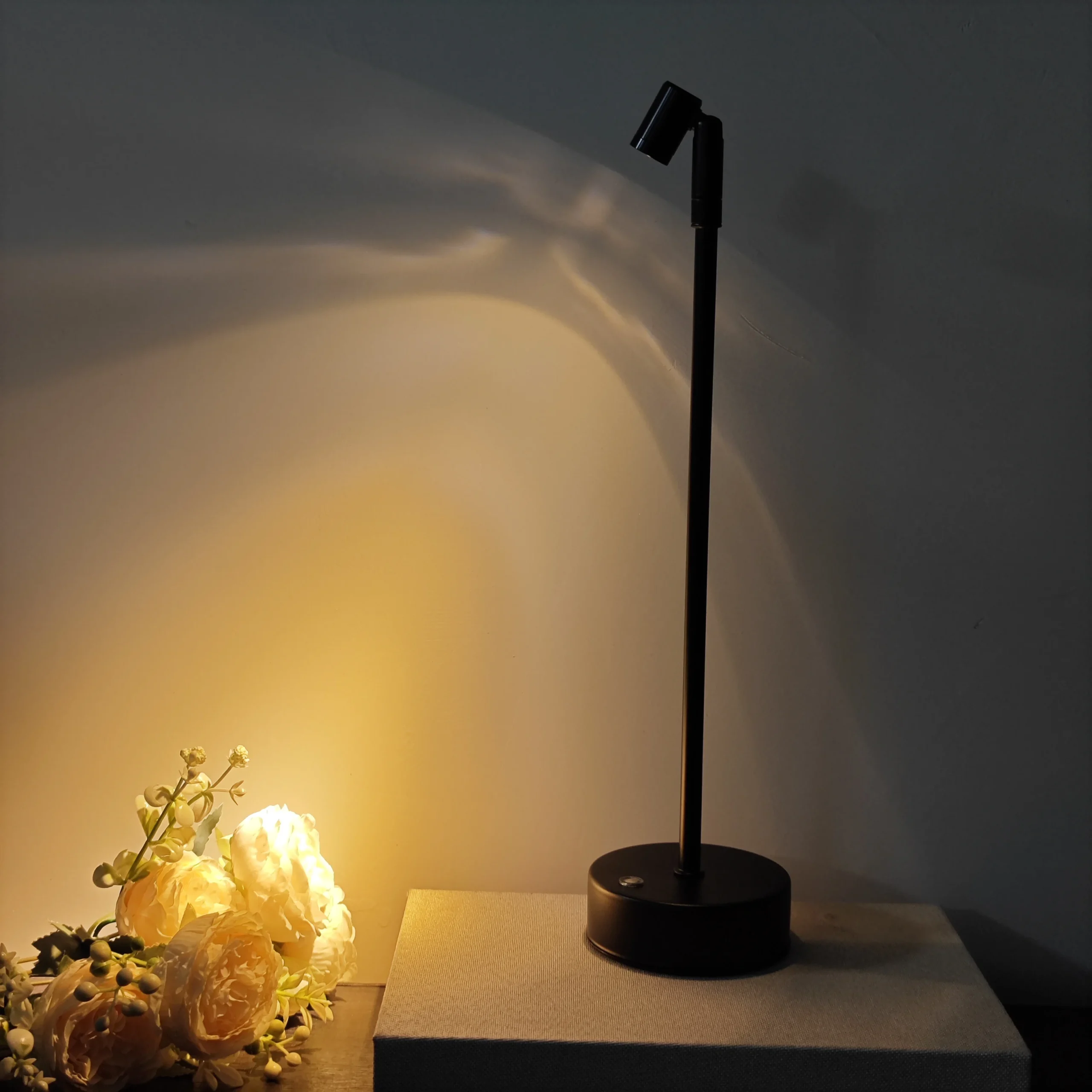 Luminária de Mesa LED Sem Fio com USB e Braço Flexível