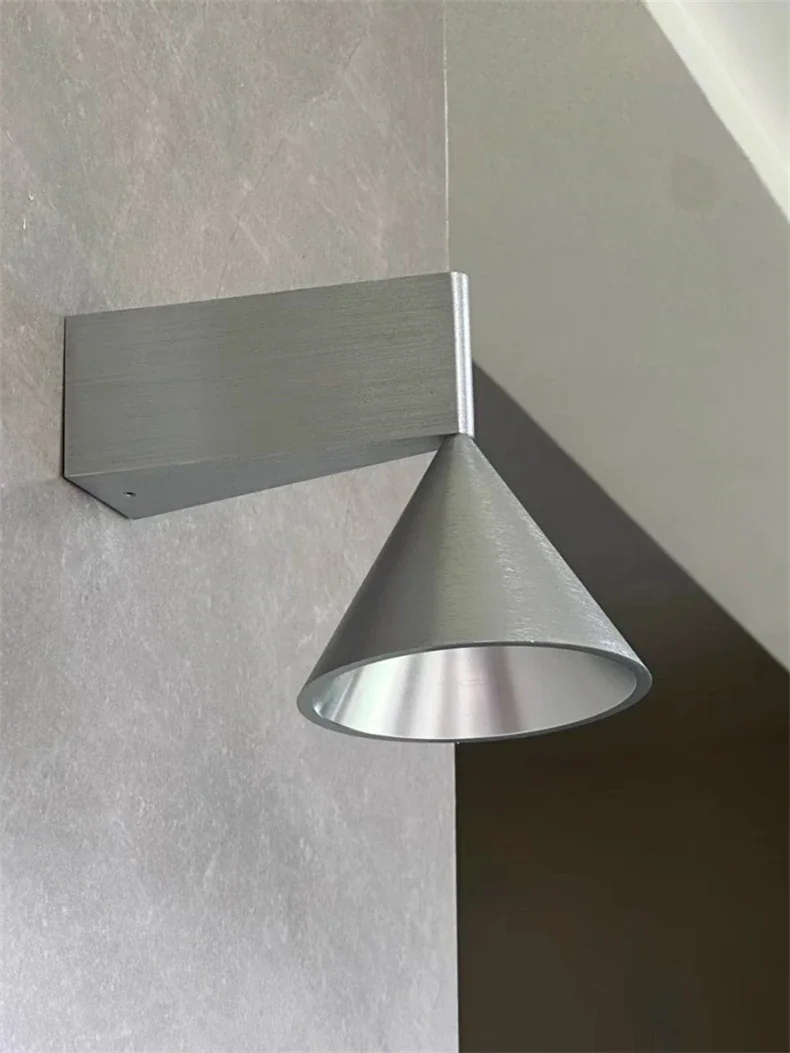 Arandela Cônica Minimalista de Alumínio - Design e Iluminação Perfeita