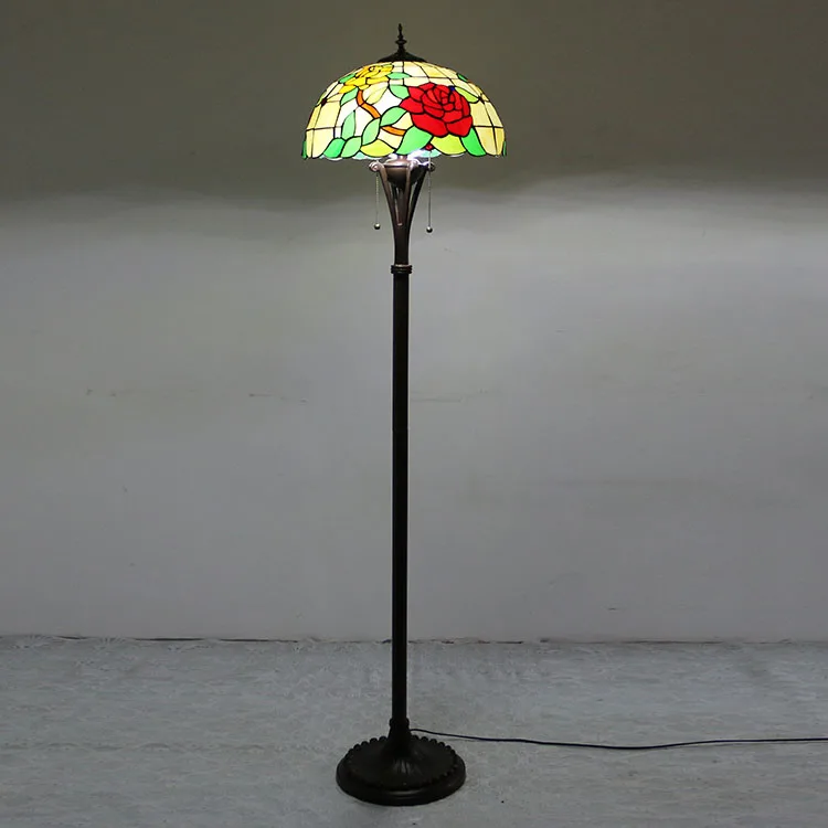 Abajur de Chão Tiffany 16" Rosas — Vitral Artesanal