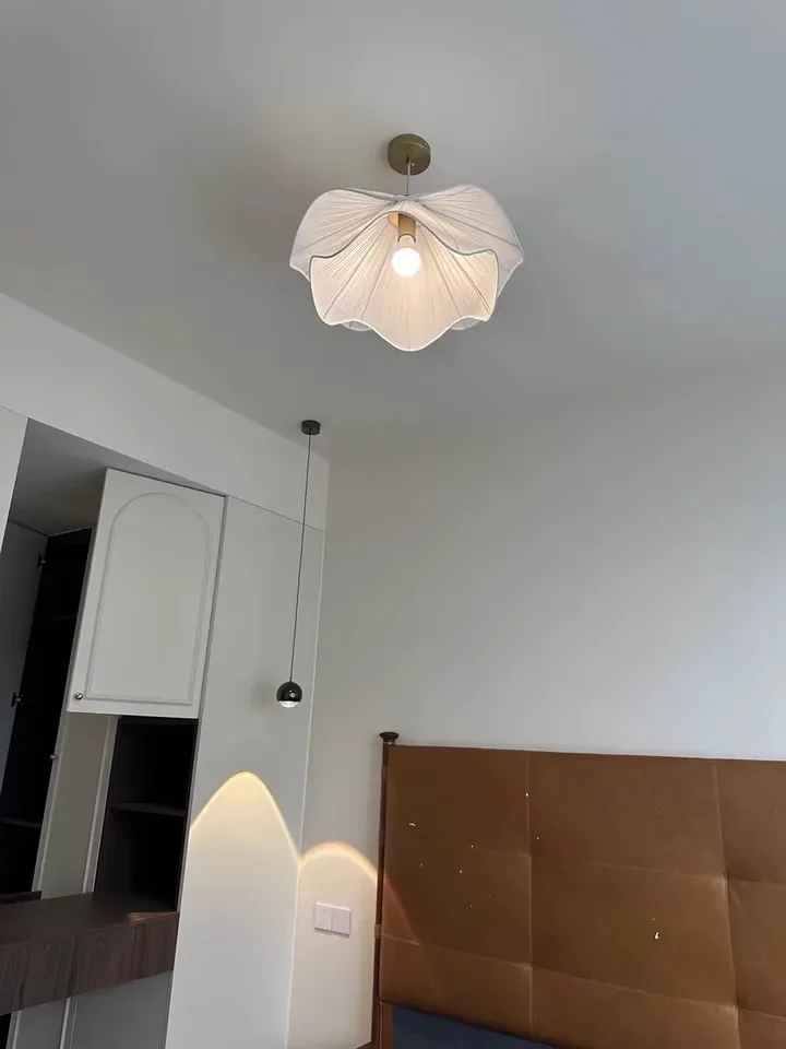 Pendente Pétala Wave: Design Moderno para Iluminação Aconchegante
