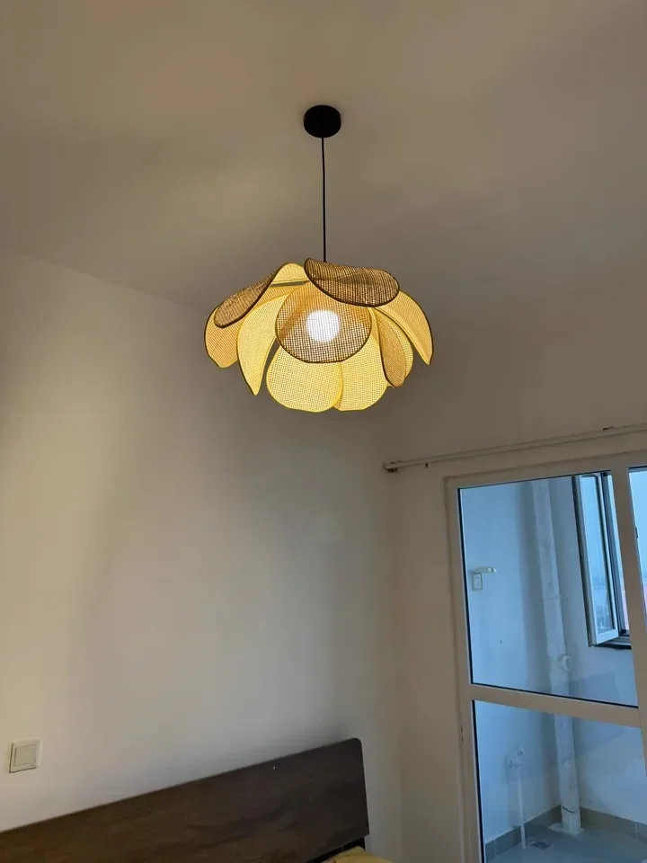 Pendente Pétala Wave: Design Moderno para Iluminação Aconchegante