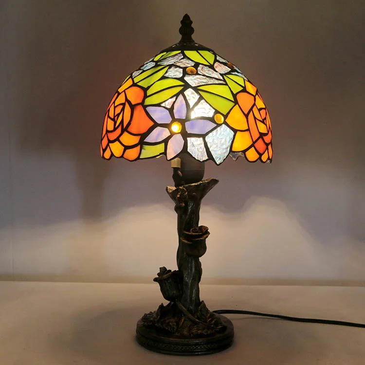 Abajur de Mesa Tiffany Rosas — Vitral Artesanal