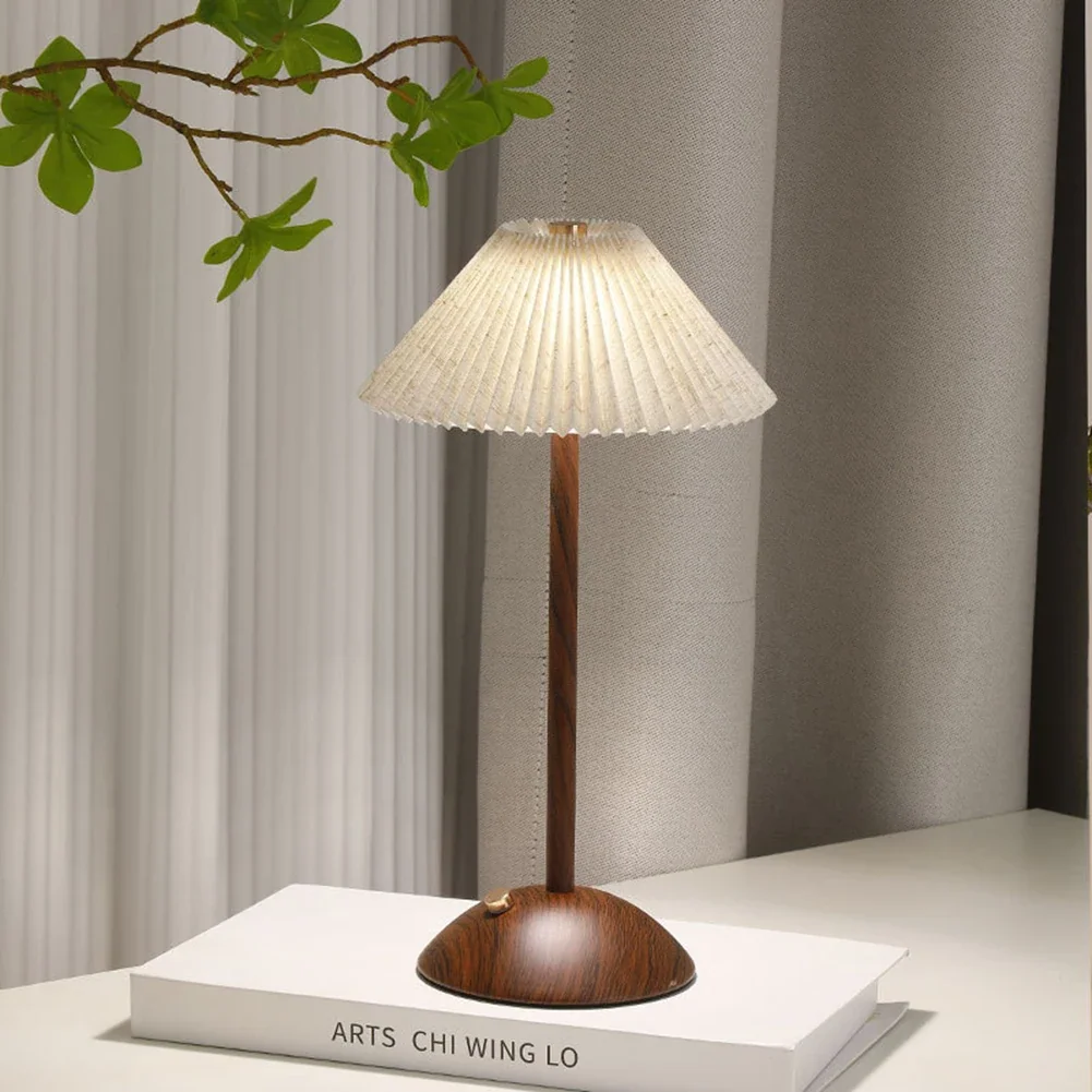 Abajur Minimalista com Base de Madeira e Tecido